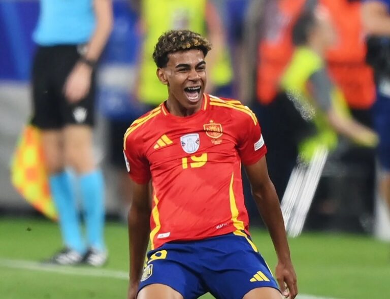 Ламин Ямал Испания