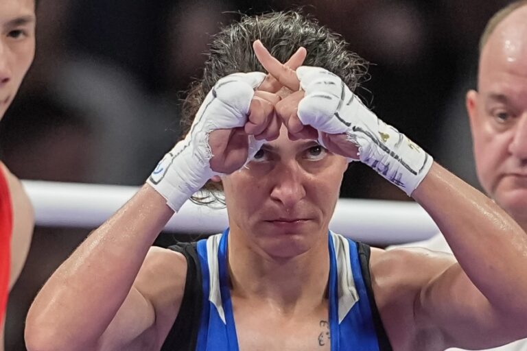 Каменова падна, но спечели сърцата на всички в битката с жената-мъж