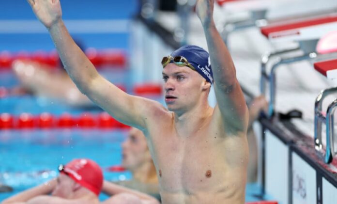 Леон Маршан плуване